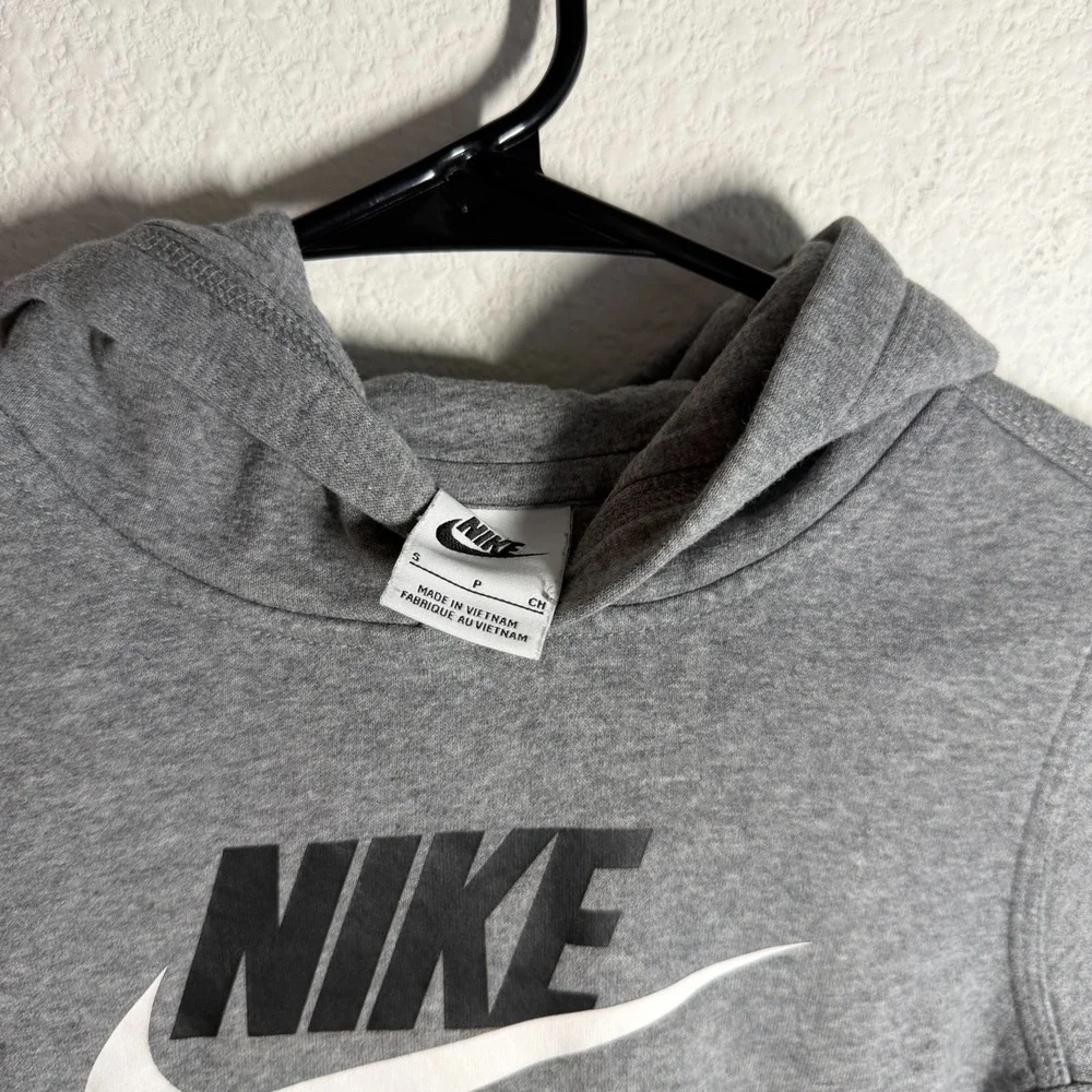 Nike Sportswear Club Hoodie Kids Small Gray Fleece Logo Running‎ Jumping Warmth
